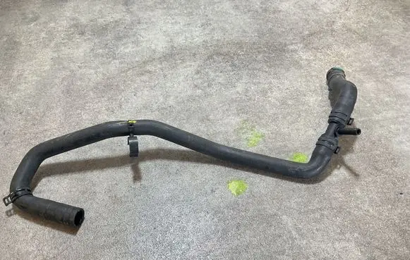 Engine coolant pipe/hose
