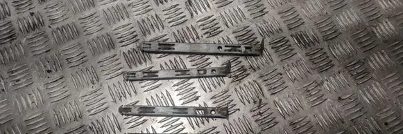 Headlight/headlamp mounting bracket