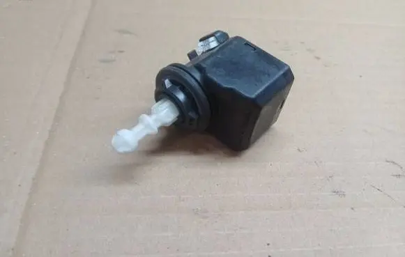 Volkswagen Polo V 6R Headlight level adjustment motor 
