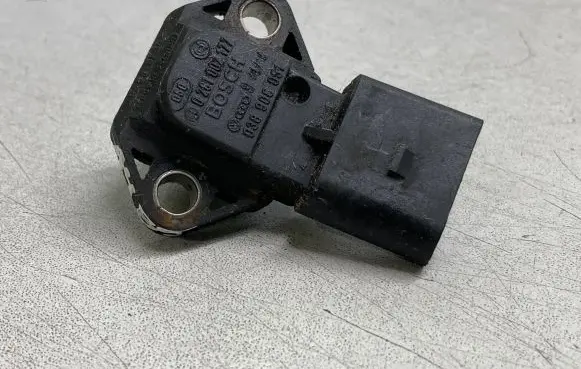 Audi A4 S4 B5 8D Air pressure sensor 0281002177 038906051