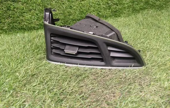 Ford Focus Dashboard side air vent grill/cover trim BM51018B08