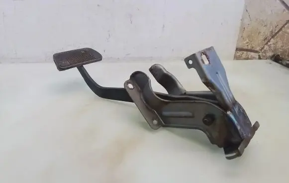 Jeep Grand Cherokee (WJ) Brake pedal