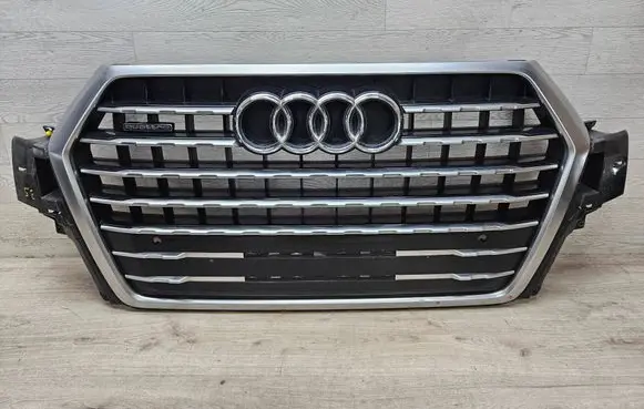Audi Q7 4M Front bumper upper radiator grill 4M0853651F