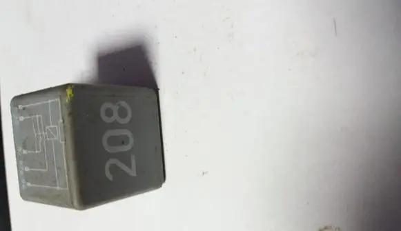Volkswagen PASSAT B5 Other relay 8A0951253B