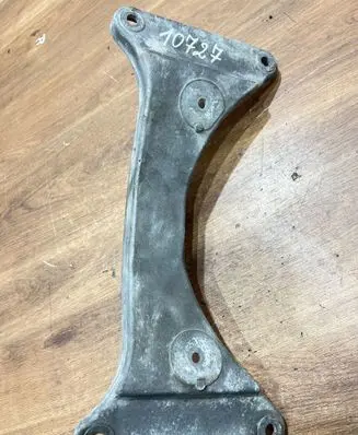 BMW 5 E39 Gearbox mounting bracket 1096104