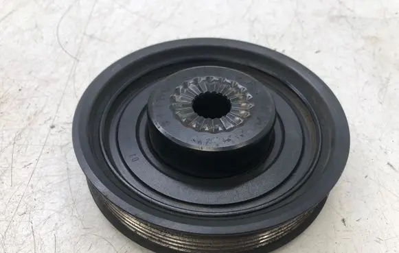 Volkswagen Polo V 6R Crankshaft pulley 04C105243D