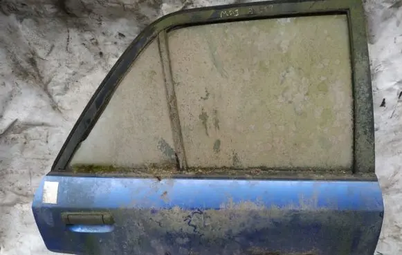 Mazda 323 Rear door melynos