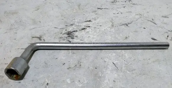 Mercedes-Benz ML W164 Wheel nut wrench A2215810001