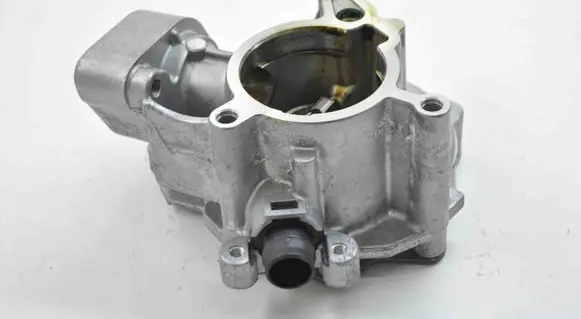 Volkswagen PASSAT B8 Vacuum pump 06L145100F