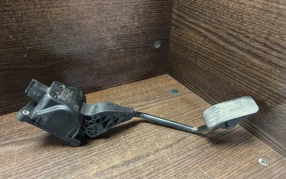 Accelerator throttle pedal