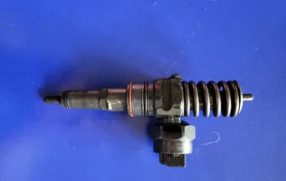 Volkswagen PASSAT B6 Fuel injector 038130073ac