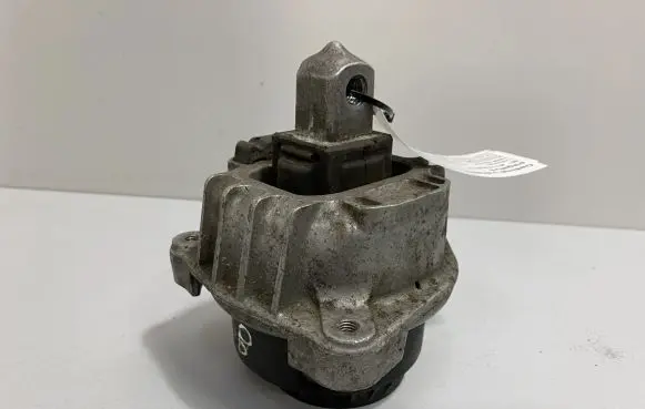 BMW 5 GT F07 Engine mount bracket 6775906