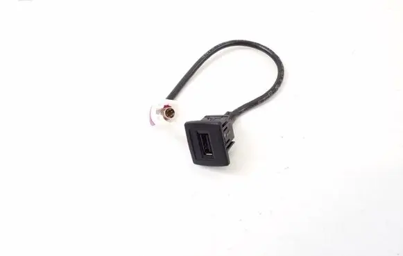 Mercedes-Benz C W204 USB socket connector A1728200515