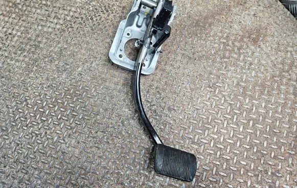 Dodge Durango III Brake pedal 68303341AC