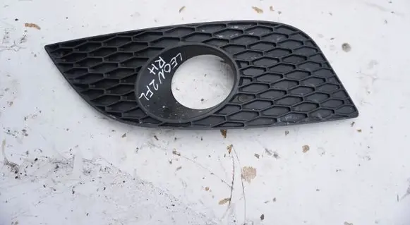 Seat Leon (1P) Front bumper lower grill HALOGENZALEPKA