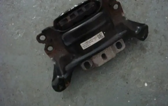 Volkswagen Golf VII Engine mounting bracket