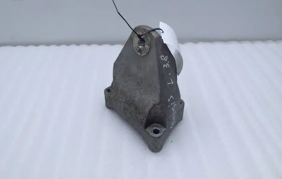 Hyundai Genesis Engine mounting bracket 218152M100