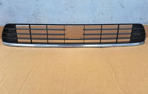 Volkswagen Golf VII Front bumper lower grill 5GE853677A 5GE853671