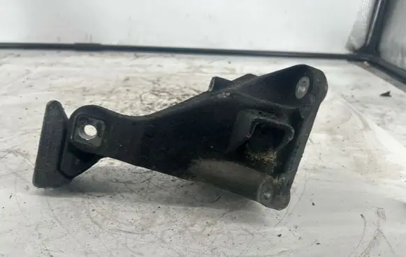 BMW 3 E90 E91 Engine mounting bracket 13807410