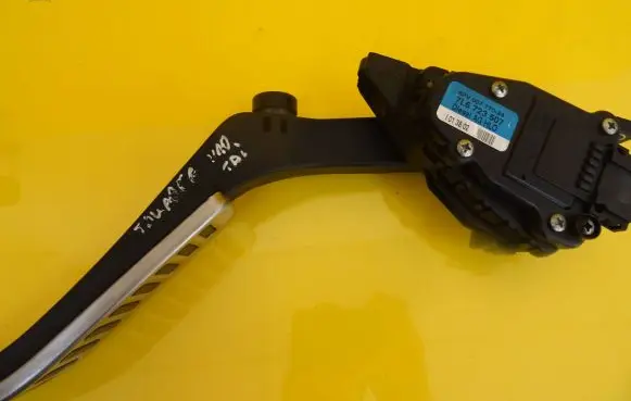 Volkswagen Touareg I Accelerator throttle pedal 7L6723507