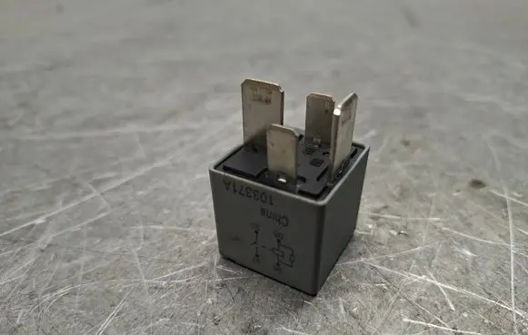 Opel Astra J Other relay 13306943
