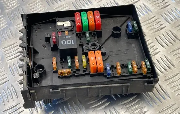 Volkswagen Touran I Fuse module 1K0937125A
