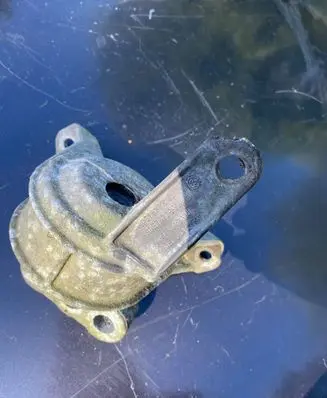 Engine mount bracket