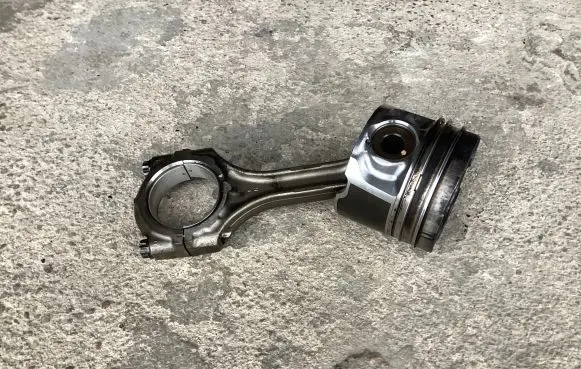 Toyota RAV 4 (XA30) Piston with connecting rod