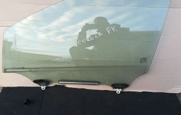 Toyota Corolla Verso AR10 Front door window glass four-door