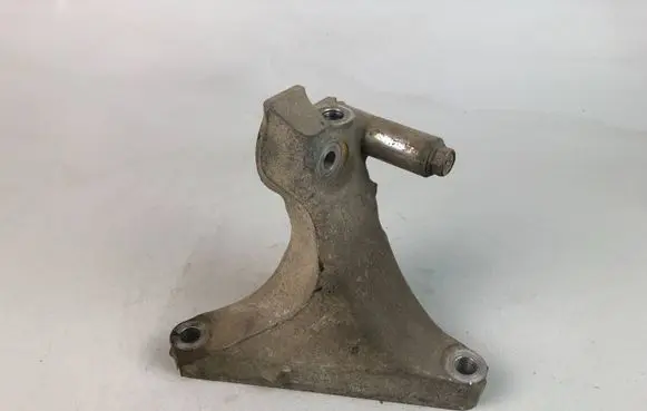 Subaru Legacy Engine mounting bracket