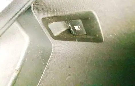 Volkswagen Touran I Fuel tank opening switch 