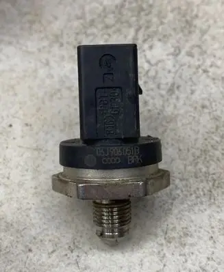 Volkswagen PASSAT CC Fuel pressure sensor 06J906051B