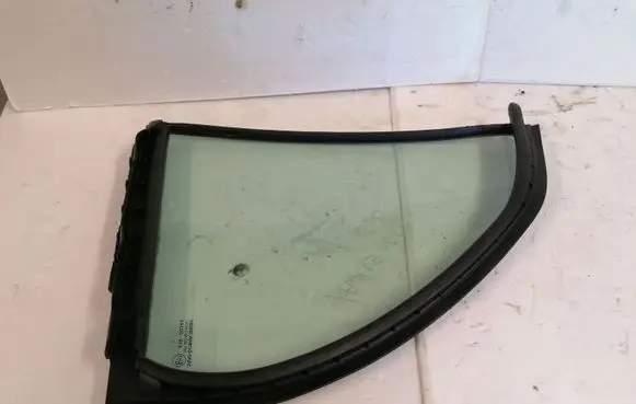 Rear vent window glass