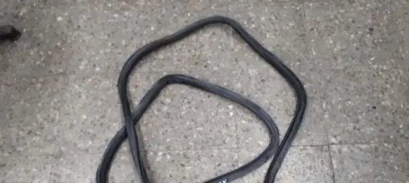 Volkswagen Touran I Front door rubber seal 1T0867911