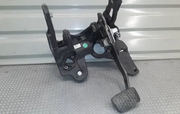 Chevrolet Cruze Brake pedal 13252191