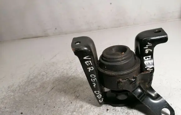 Toyota Corolla Verso E121 Engine mount bracket