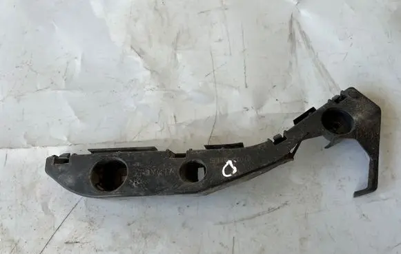 Toyota Prius (NHW20) Front bumper mounting bracket 5211547010