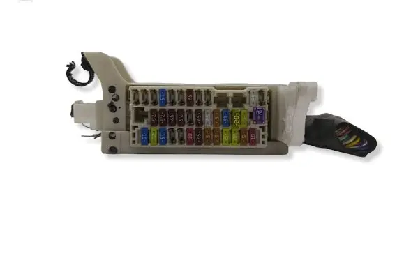 Toyota Yaris Fuse module 892210D470 MB2380009281 8273052K40