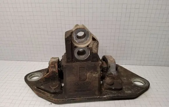 Volvo S60 Engine mount bracket 8624757