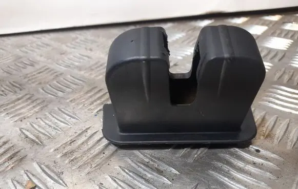 Audi TT TTS Mk2 Tailgate/boot lid lock trim 8J0827520