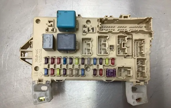 Toyota Corolla Verso AR10 Fuse module 892210F010 1340571273 05082918241102