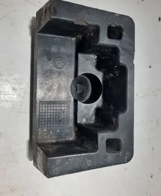 Volkswagen Touareg II Jacking socket point 7L8804123