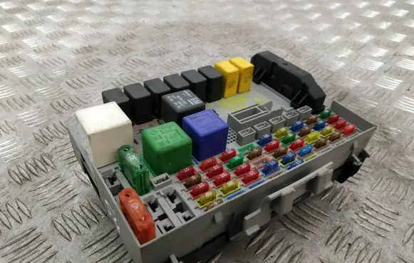Opel Zafira A Fuse box set 24412497 24431677
