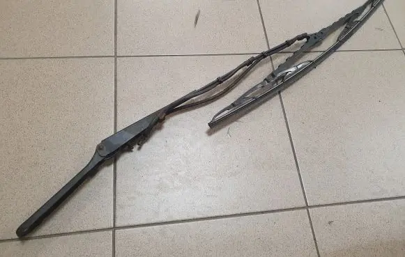 Opel Vivaro Front wiper blade arm 80005697B