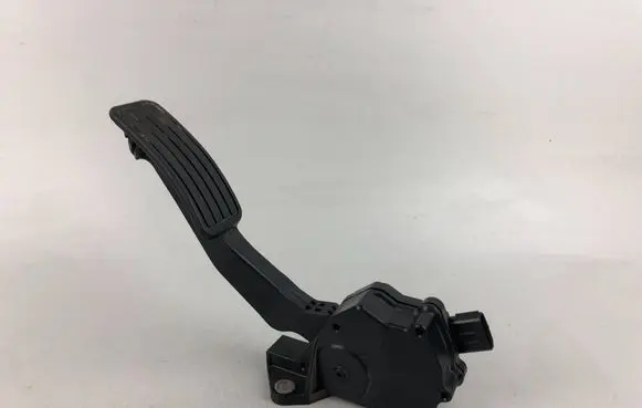 Accelerator throttle pedal