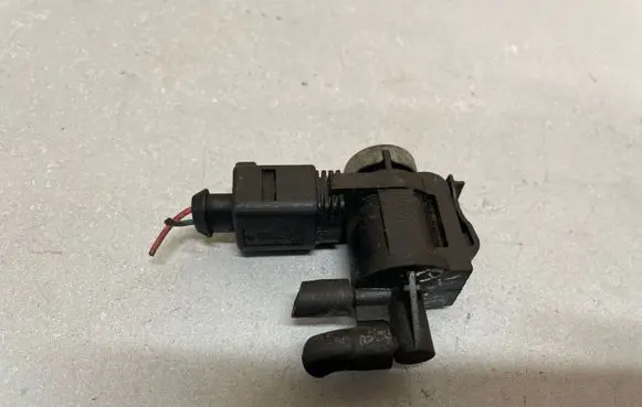 Volkswagen Tiguan Turbo solenoid valve 1K0906283A