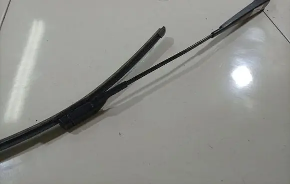 Volkswagen PASSAT B6 Front wiper blade arm 3C2955409B