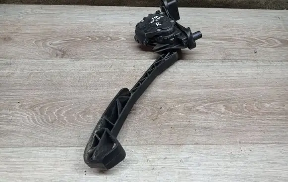 Volvo V70 Accelerator throttle pedal 00776922 9496822
