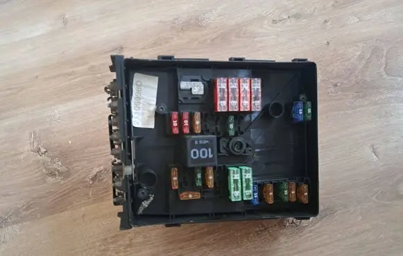 Volkswagen Touran I Fuse box set 017181301