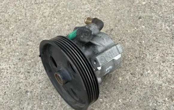 Renault Laguna I Power steering pump 8200054529